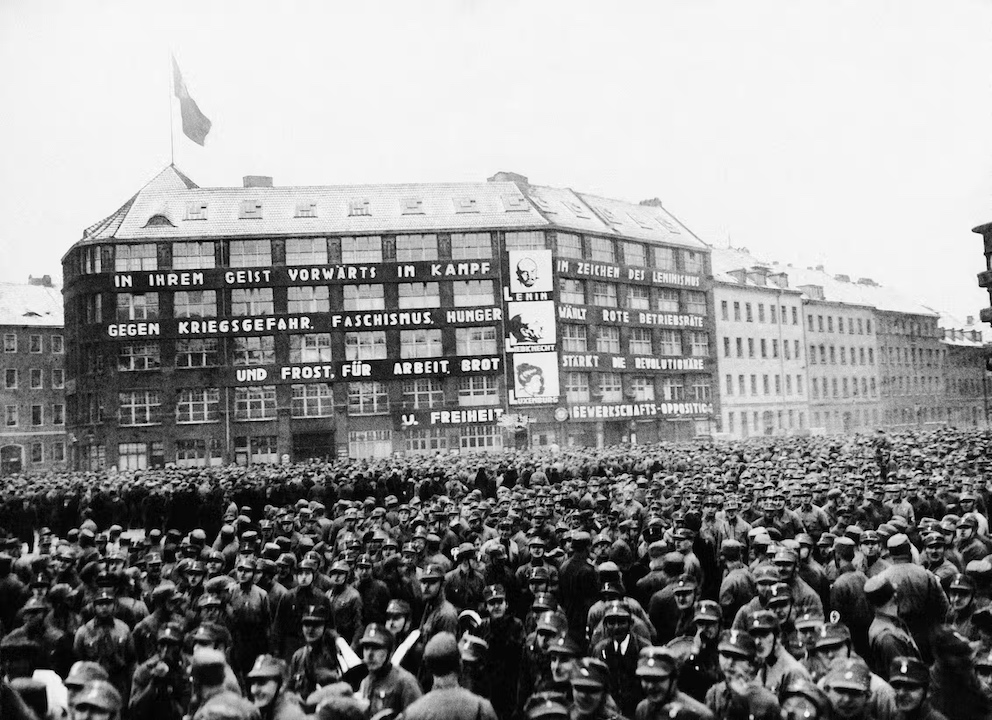 Demonstrace nacisté versus komunisté v meziválečném Německu