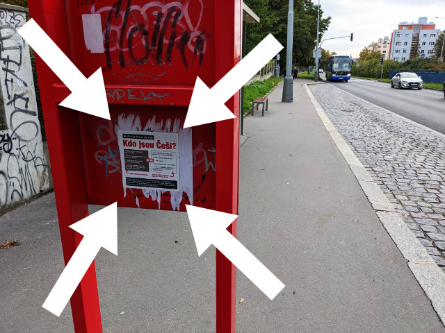 Fotka autobusové zastávky s vylepeným plakátkem